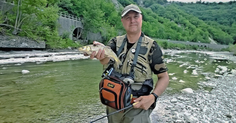 Enzo con un cavedano a Lama di Reno per iopescopositivo.it