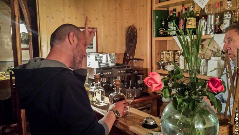 Simone Pezzi e Mariano, proprietario dell'Antica Osteria di Ossana, per IoPescoPositivo.it