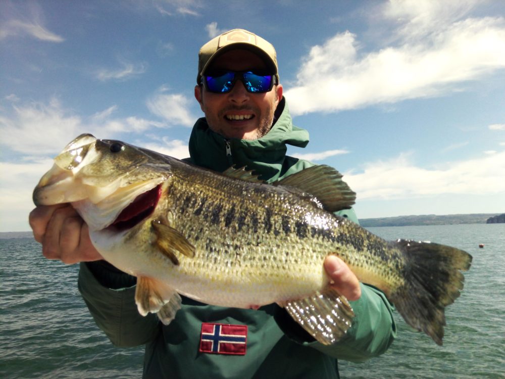 iopescopositivo.it - Simone Pezzi e uno dei mostri di Bolsena
